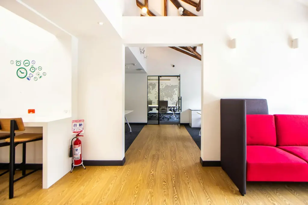 Interior de local reformado para cambio de uso a vivienda